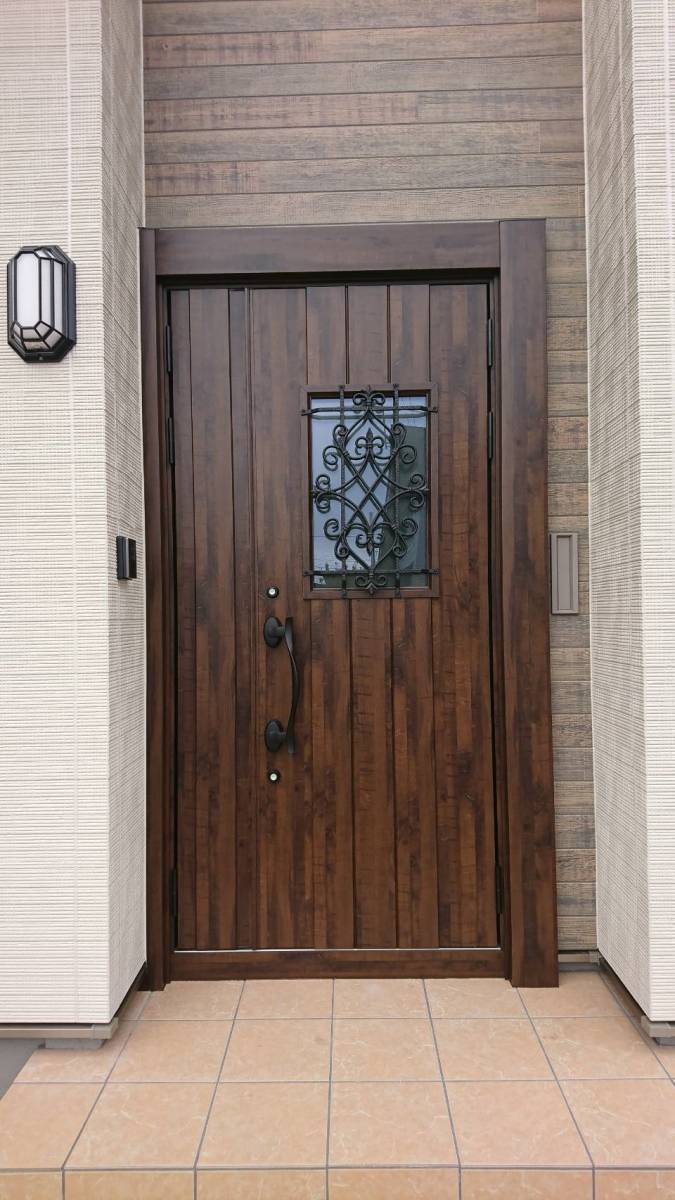 ダルパのドアの厚みは6cm。　玄関ドア取替工事の施工後の写真1