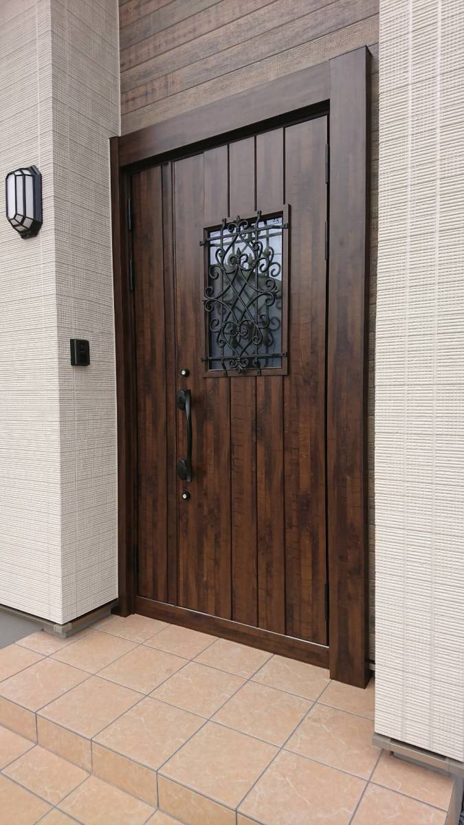 ダルパのドアの厚みは6cm。　玄関ドア取替工事の施工後の写真3