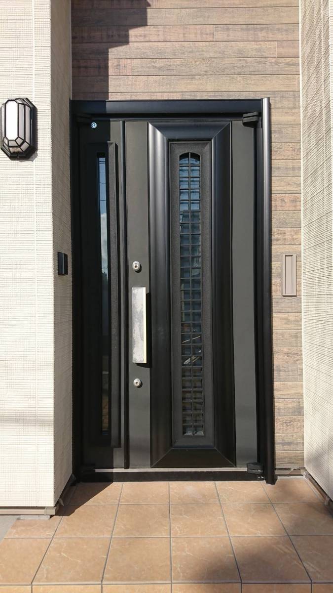 ダルパのドアの厚みは6cm。　玄関ドア取替工事の施工前の写真1