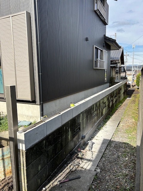 佐藤硝子センターのリピーター様よりフェンス工事をご依頼いただきました。の施工前の写真1