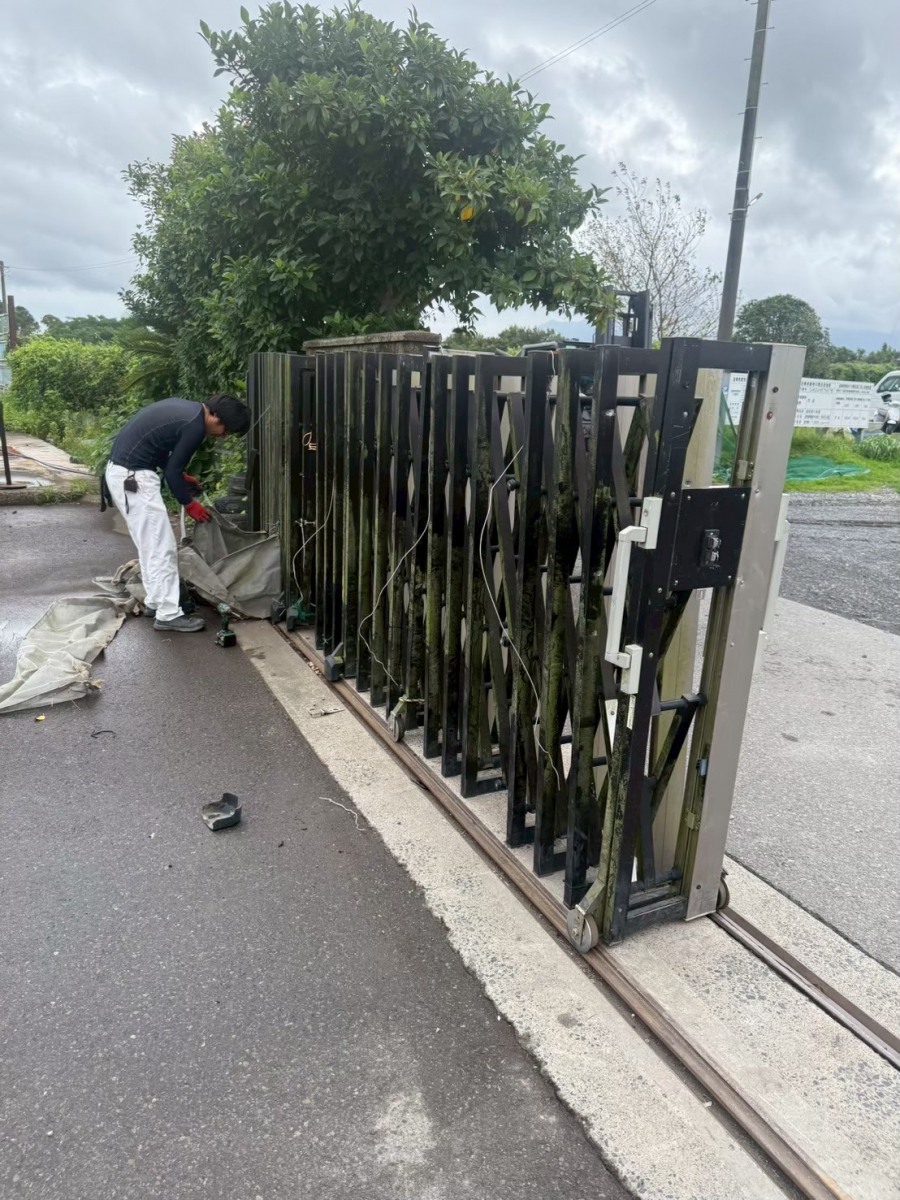 ナカムラ硝子工業の公共施設や工場・倉庫など大開口部に最適の施工前の写真2