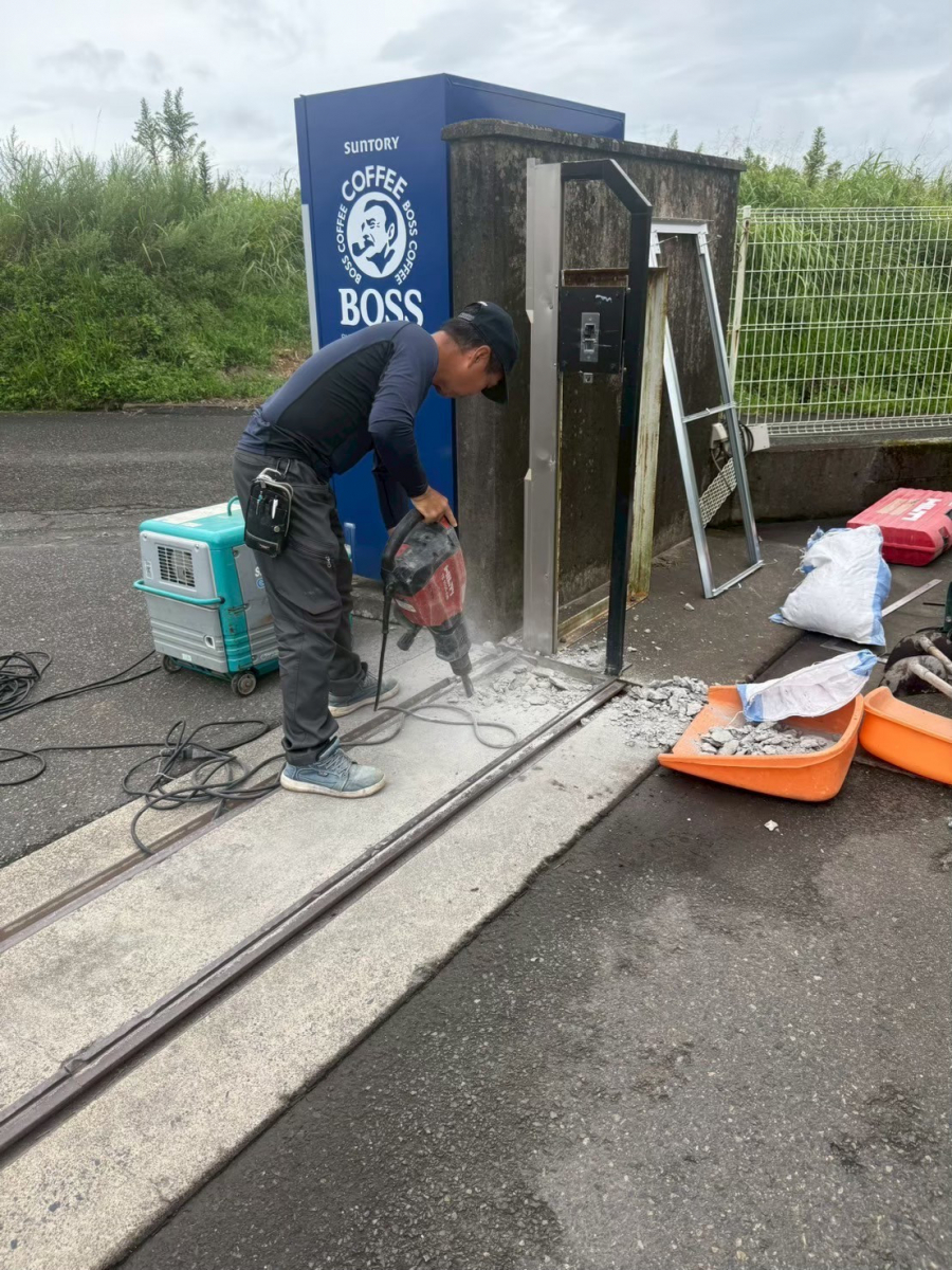 ナカムラ硝子工業の公共施設や工場・倉庫など大開口部に最適の施工前の写真3