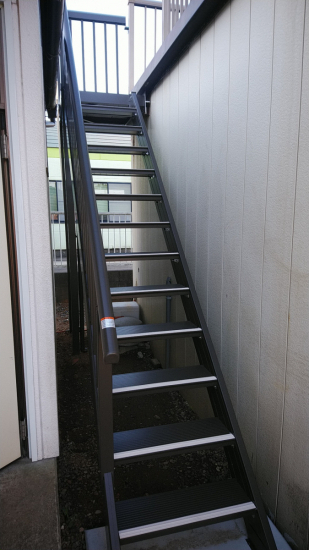 ビーエル Better Livingの～アルミ階段　ステッピア　鉄骨階段からアルミ階段へ～施工事例写真1