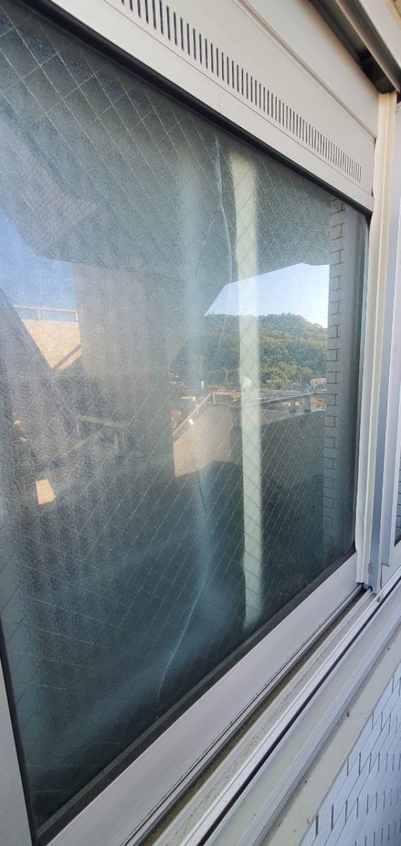 鶴谷トーヨーテックのビル用サッシ　ペアガラス交換の施工前の写真1