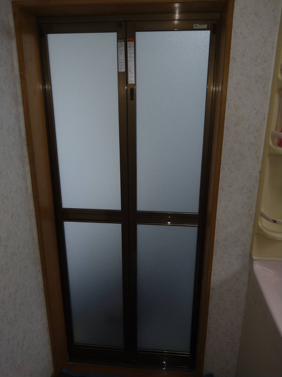 鶴谷トーヨーテックの浴室中折ドア交換の施工後の写真1