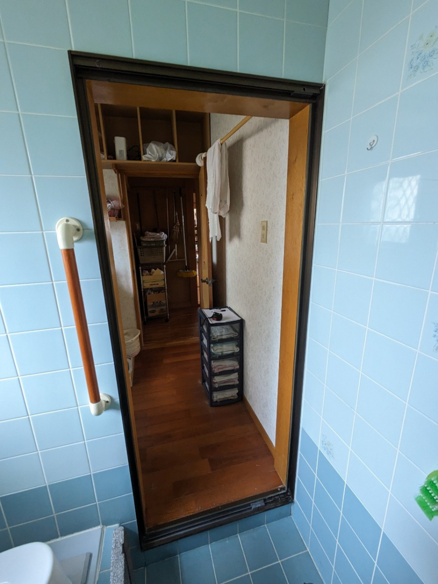 鶴谷トーヨーテックの浴室中折ドア交換の施工前の写真2
