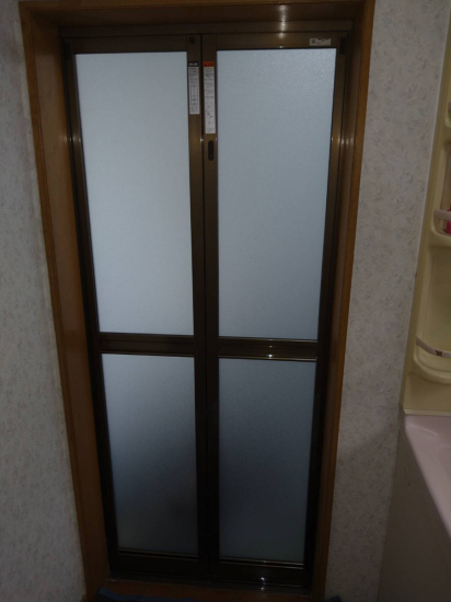 鶴谷トーヨーテックの浴室中折ドア交換施工事例写真1