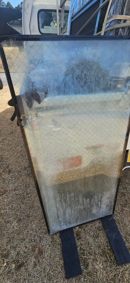 鶴谷トーヨーテックの縦すべり出し窓　網入りペアガラス交換の施工前の写真1