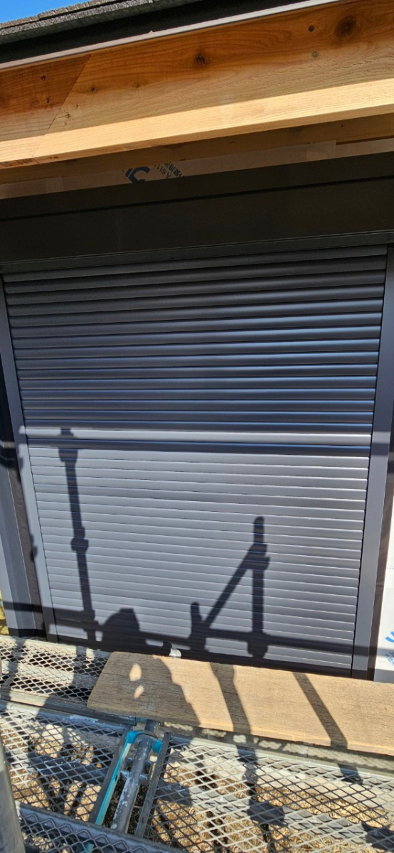 鶴谷トーヨーテックのシャッター付引違い窓　新築物件　取付施工例の施工後の写真1
