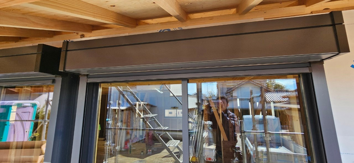 鶴谷トーヨーテックのシャッター付引違い窓　新築物件　取付施工例の施工後の写真3