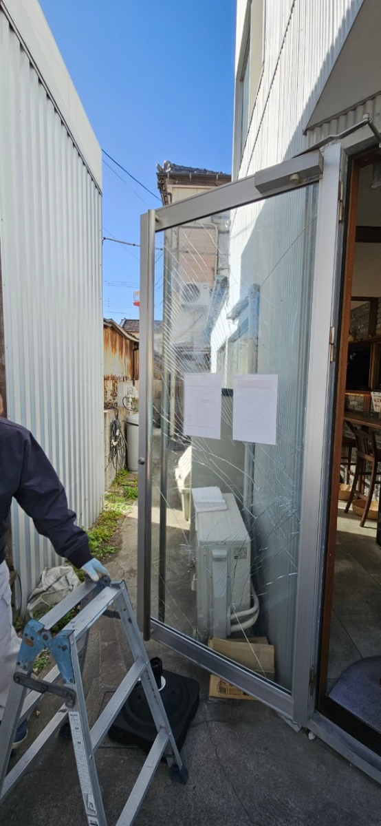 鶴谷トーヨーテックの店舗出入口ドア　耐熱強化ガラス(パイロクリア)交換の施工前の写真1