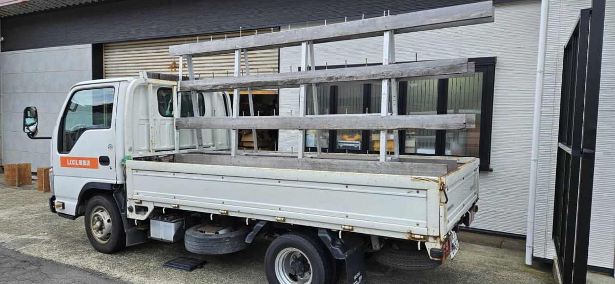 鶴谷トーヨーテックの弊社　トラック荷台ウマ付　交換の施工前の写真1