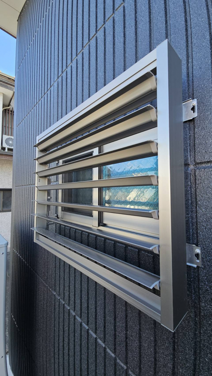 鶴谷トーヨーテックの千葉県　館山市　目隠し可動ルーバー取付工事の施工後の写真2