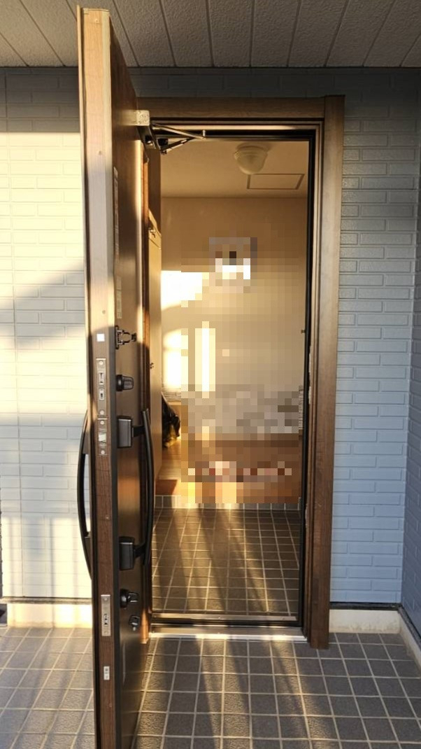 鶴谷トーヨーテックの千葉県　館山市　リシェント玄関ドア工事の施工後の写真2