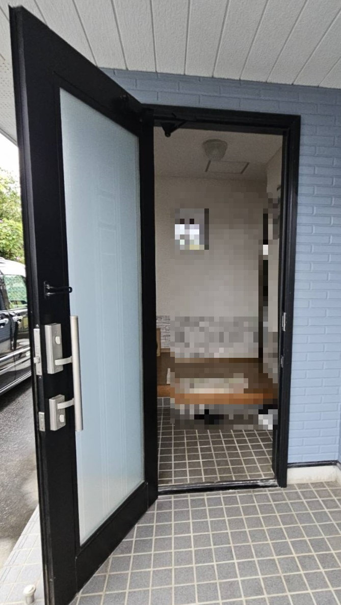 鶴谷トーヨーテックの千葉県　館山市　リシェント玄関ドア工事の施工前の写真2