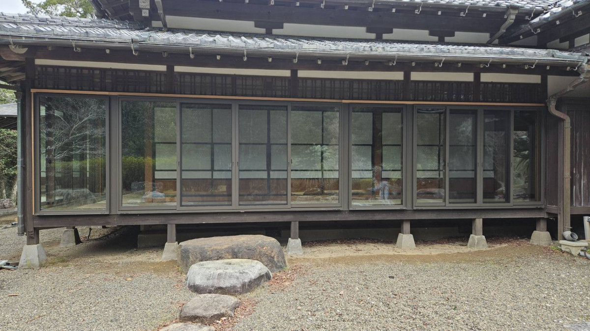 鶴谷トーヨーテックの千葉県　鴨川市　LIXIL「TW」施工事例：廊下窓の刷新の施工後の写真1