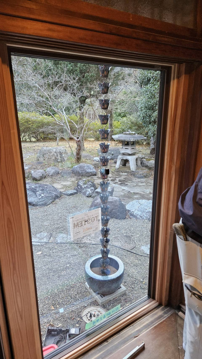 鶴谷トーヨーテックの千葉県　鴨川市　LIXIL「TW」施工事例：廊下窓の刷新の施工後の写真3