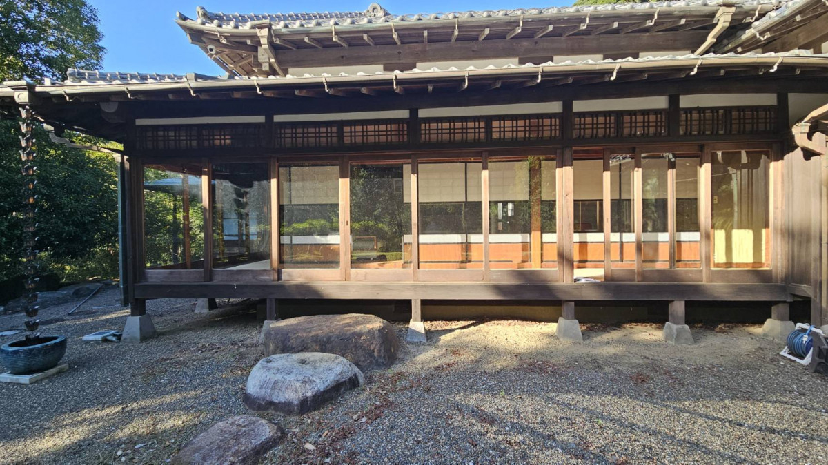 鶴谷トーヨーテックの千葉県　鴨川市　LIXIL「TW」施工事例：廊下窓の刷新の施工前の写真1