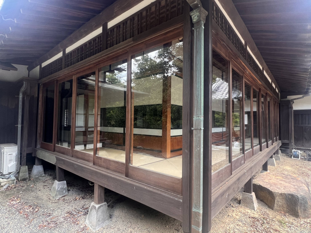 鶴谷トーヨーテックの千葉県　鴨川市　LIXIL「TW」施工事例：廊下窓の刷新の施工前の写真2