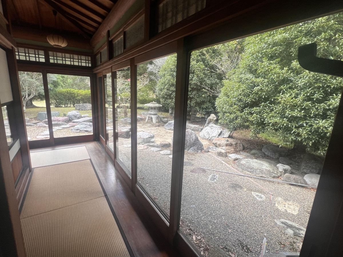 鶴谷トーヨーテックの千葉県　鴨川市　LIXIL「TW」施工事例：廊下窓の刷新の施工前の写真3