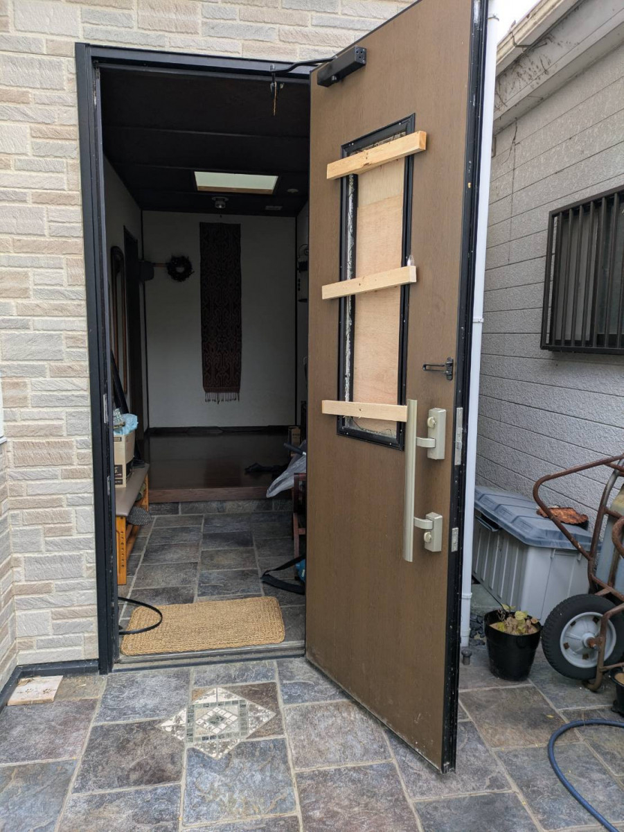 鶴谷トーヨーテックの千葉県　玄関ドアのガラスが割れた！修理から完了までの工程の施工前の写真2