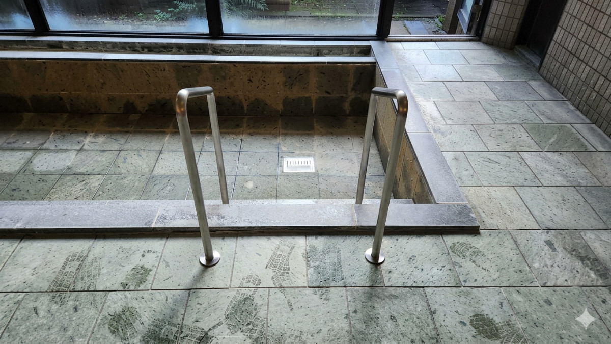 鶴谷トーヨーテックの千葉県　浴室に安心をプラス。素材感にこだわったステンレスヘアライン仕上げの手すり施工例の施工後の写真1