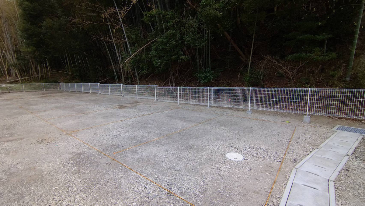 鶴谷トーヨーテックの千葉県　南房総市　お庭の境界をスッキリ！白いメッシュフェンスで清潔感のある仕上がりにの施工後の写真1