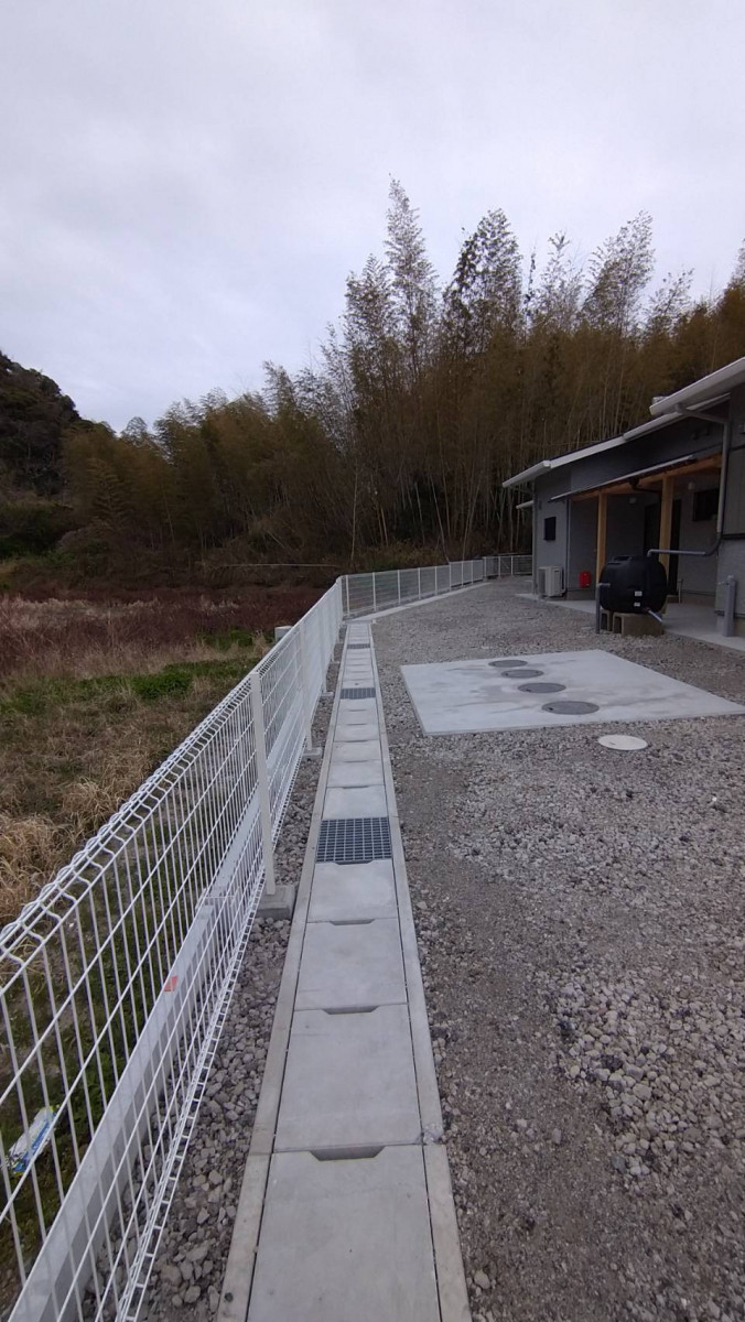 鶴谷トーヨーテックの千葉県　南房総市　お庭の境界をスッキリ！白いメッシュフェンスで清潔感のある仕上がりにの施工後の写真2