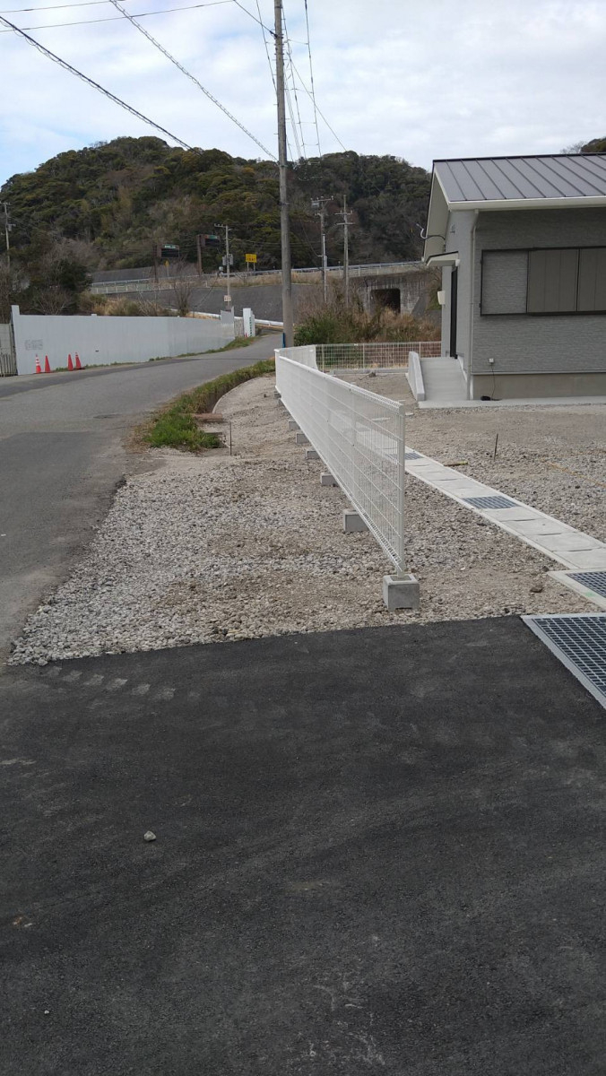 鶴谷トーヨーテックの千葉県　南房総市　お庭の境界をスッキリ！白いメッシュフェンスで清潔感のある仕上がりにの施工後の写真3