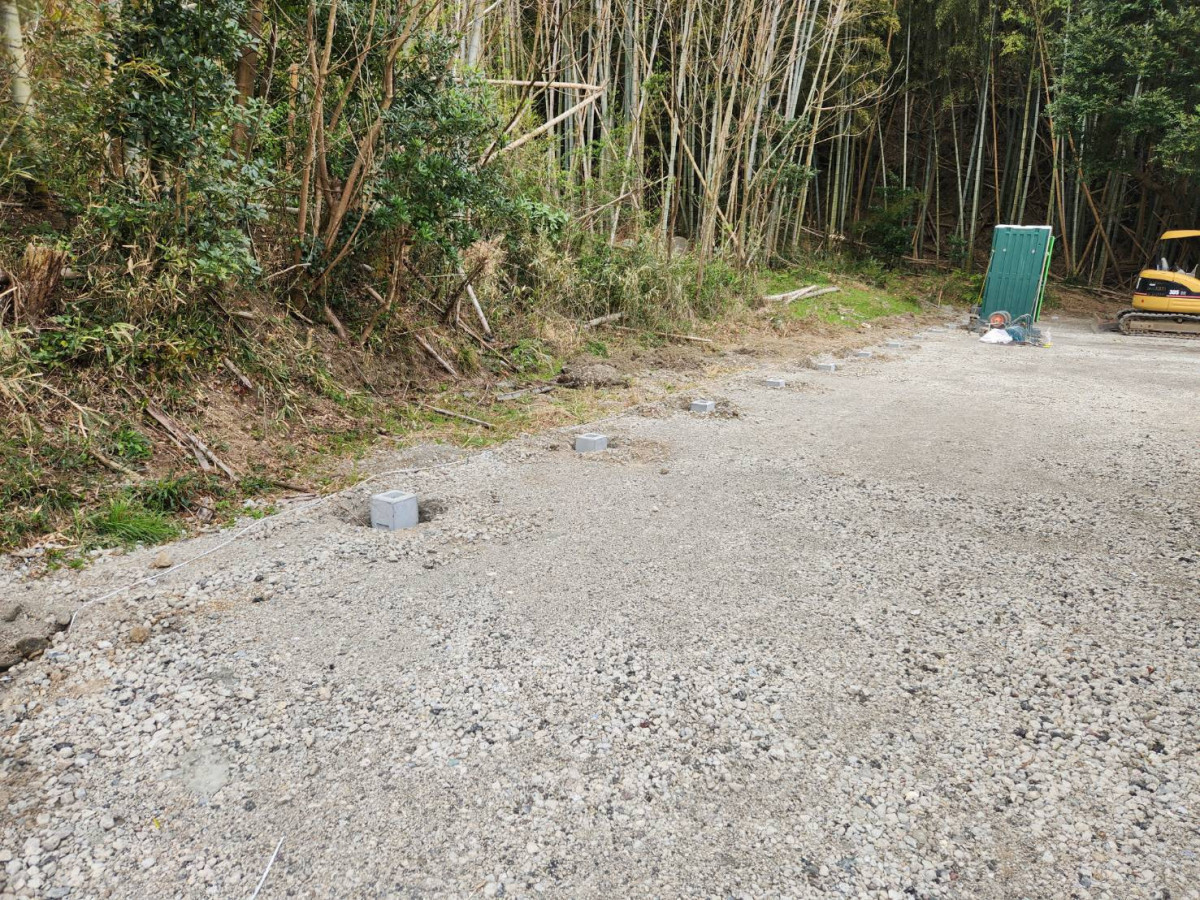 鶴谷トーヨーテックの千葉県　南房総市　お庭の境界をスッキリ！白いメッシュフェンスで清潔感のある仕上がりにの施工前の写真1