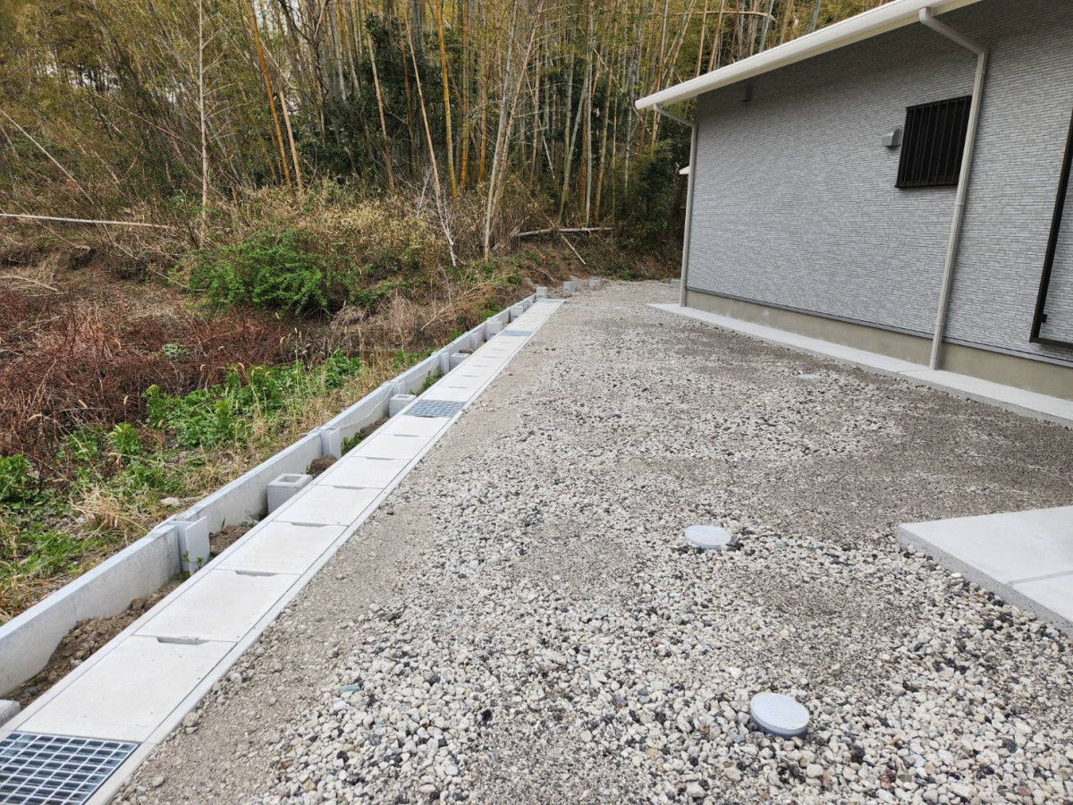 鶴谷トーヨーテックの千葉県　南房総市　お庭の境界をスッキリ！白いメッシュフェンスで清潔感のある仕上がりにの施工前の写真2