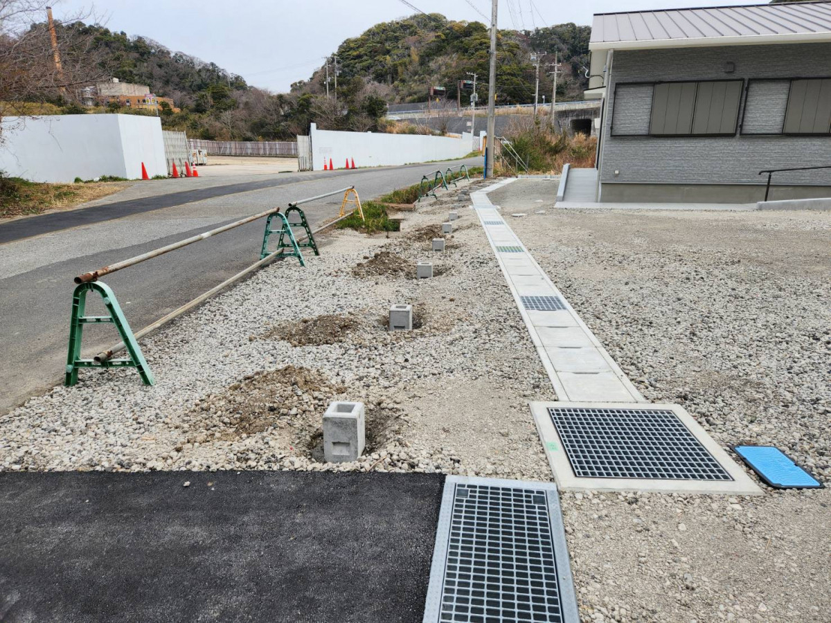 鶴谷トーヨーテックの千葉県　南房総市　お庭の境界をスッキリ！白いメッシュフェンスで清潔感のある仕上がりにの施工前の写真3