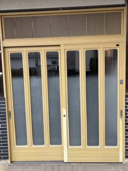 REマド本舗 出雲店の玄関の木目が剥げてしまった玄関を交換しました！の施工事例詳細写真1