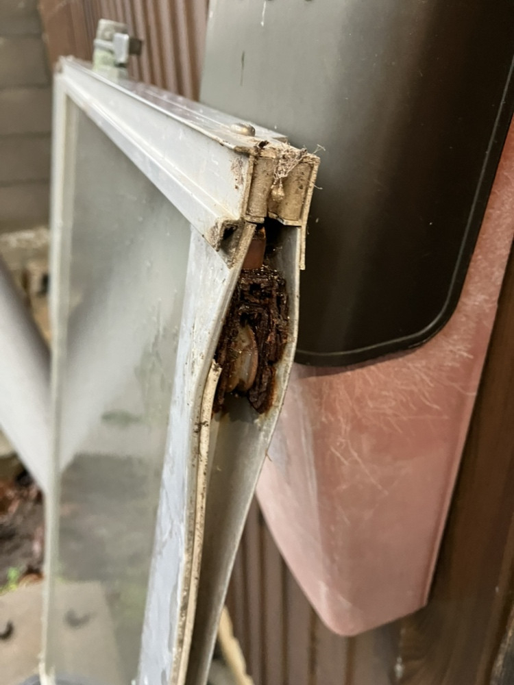 REマド本舗 出雲店の開かなくなってしまった窓。原因は戸車！の施工事例詳細写真1