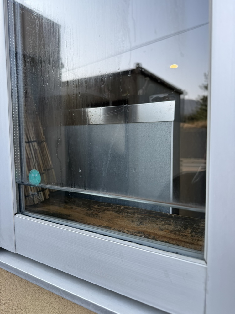 窓の結露を放置しすぎたらどうなる？ REマド本舗 出雲店のブログ 写真2