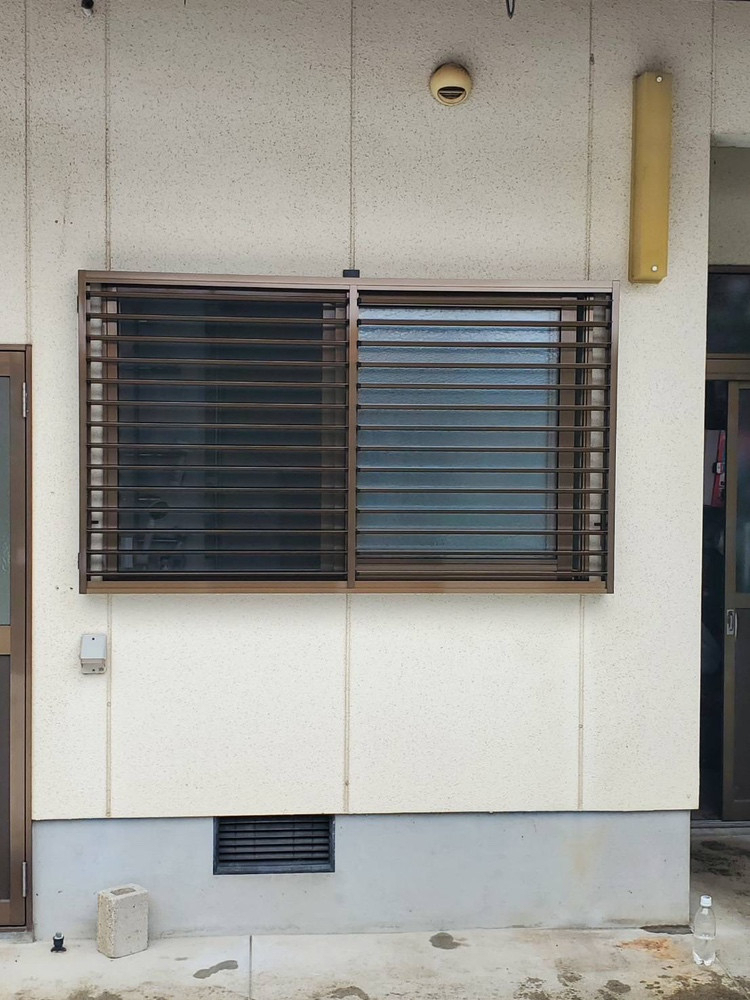 REマド本舗 出雲店の防犯効果アップ⁈目隠しルーバー取付🫣の施工後の写真2