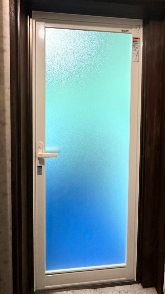 REマド本舗 出雲店のお風呂の折れ戸をドアへ交換🛁の施工後の写真1