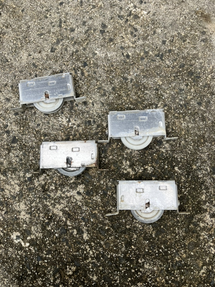 REマド本舗 出雲店の戸車交換しました。の施工前の写真1