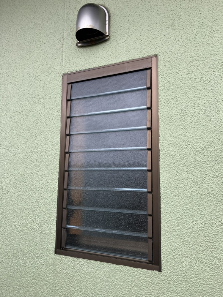 REマド本舗 出雲店のルーバー窓から新しい窓への施工前の写真1