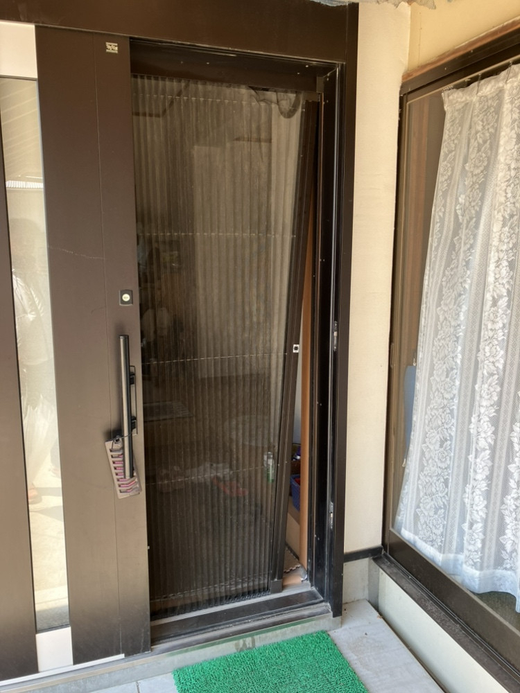 REマド本舗 出雲店の網戸の網を張り替える 玄関の網戸もできます!の施工前の写真1