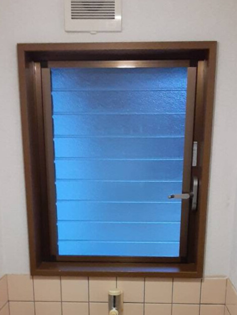 REマド本舗 出雲店の温度差が激しいトイレにインプラス取付の施工前の写真1