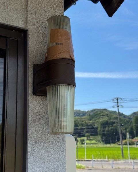 REマド本舗 出雲店の【外灯 施工事例】壊れた外灯を交換しました💡の施工前の写真1