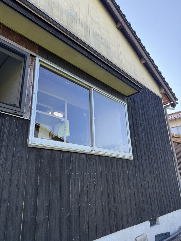 REマド本舗 出雲店の古い窓を1日で新しく✨ 補助金活用でお得にリフォーム🏠の施工前の写真1