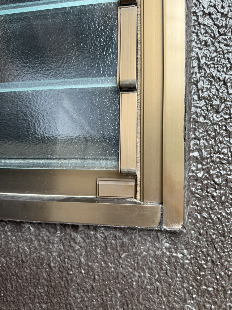 REマド本舗 出雲店の窓の排水キャップ取付の施工後の写真1