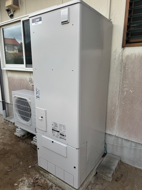 REマド本舗 出雲店のエコキュート。別のメーカーへの取替もできますの施工後の写真1