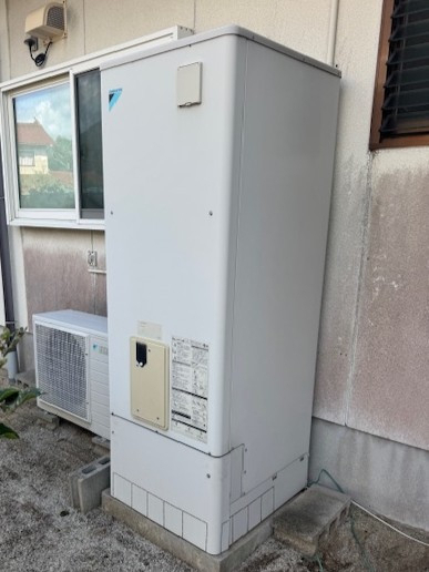 REマド本舗 出雲店のエコキュート。別のメーカーへの取替もできますの施工前の写真1
