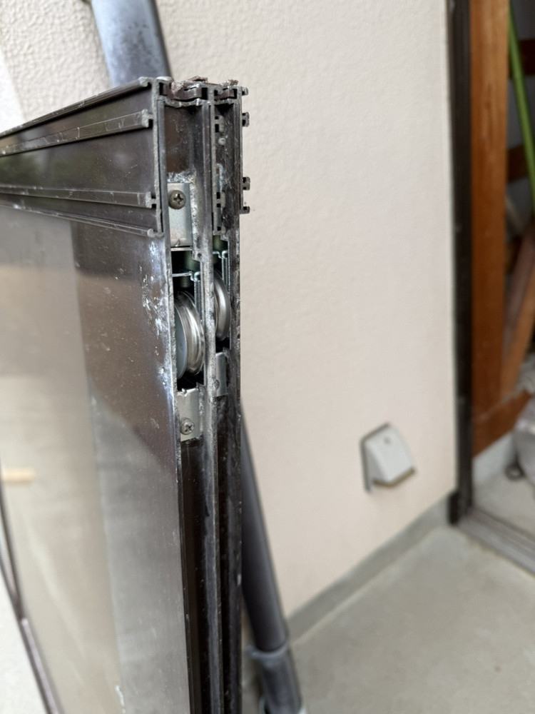 REマド本舗 出雲店の扉の動きが悪いのは戸車の劣化です！の施工後の写真1