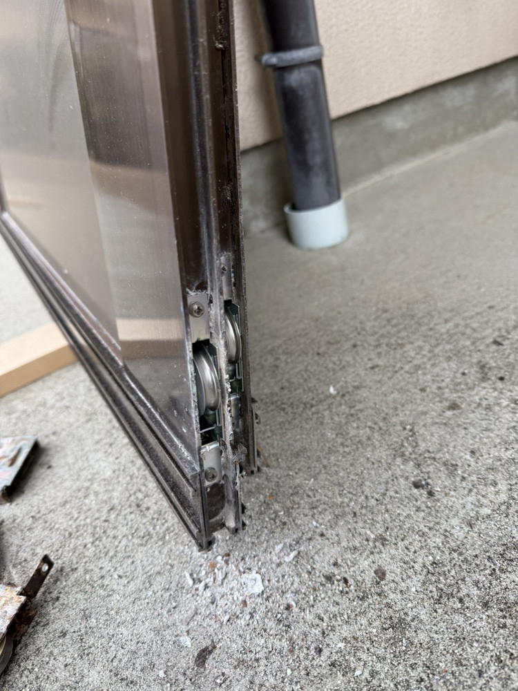 REマド本舗 出雲店の扉の動きが悪いのは戸車の劣化です！の施工後の写真2