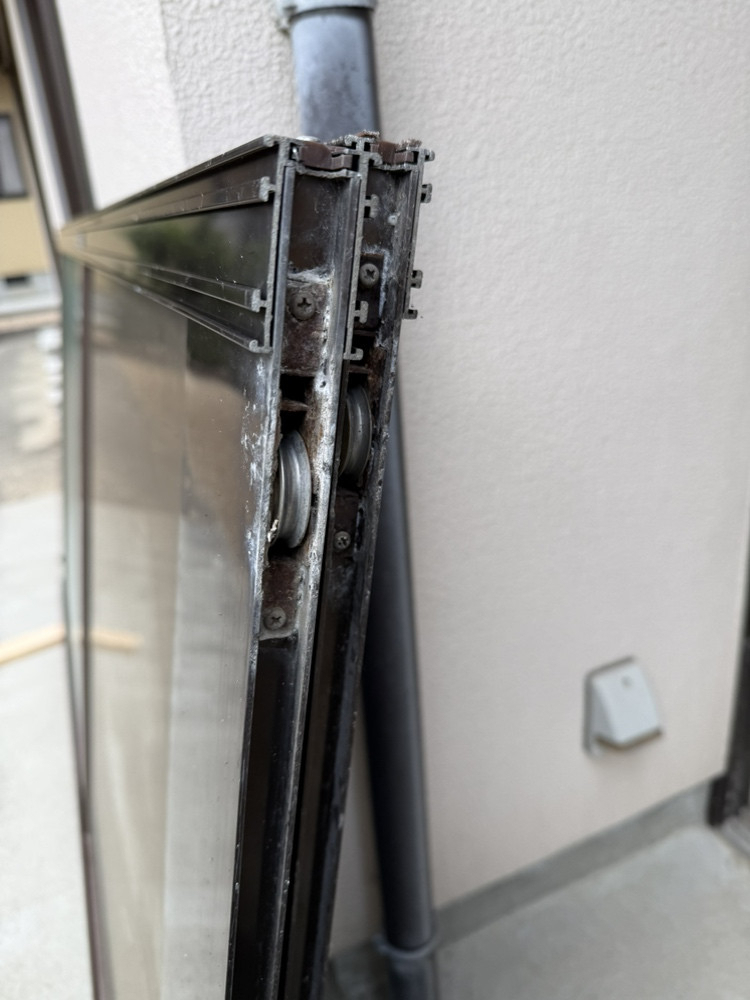 REマド本舗 出雲店の扉の動きが悪いのは戸車の劣化です！の施工前の写真1