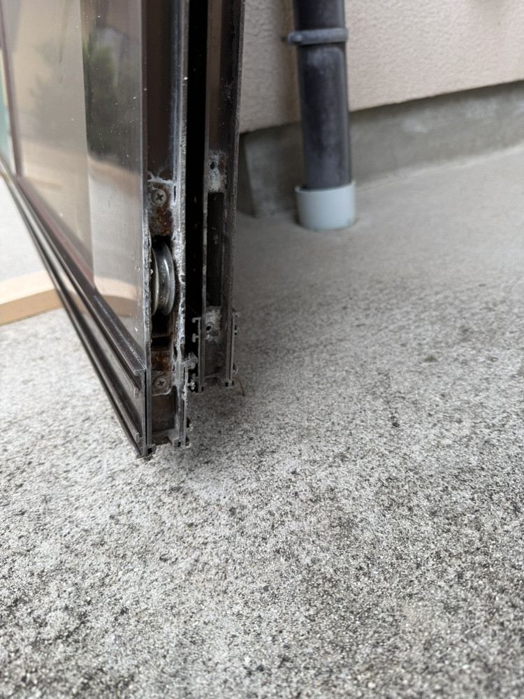 REマド本舗 出雲店の扉の動きが悪いのは戸車の劣化です！の施工前の写真2